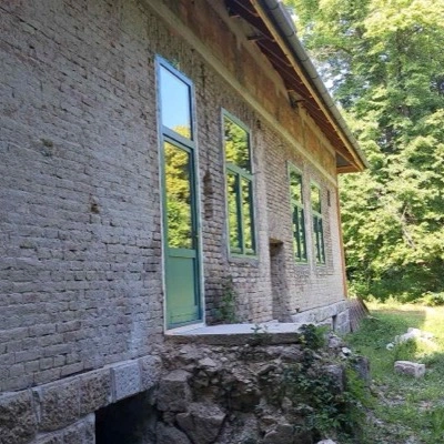 Vadászházba beépített kültéri nyílászárók zöld szín